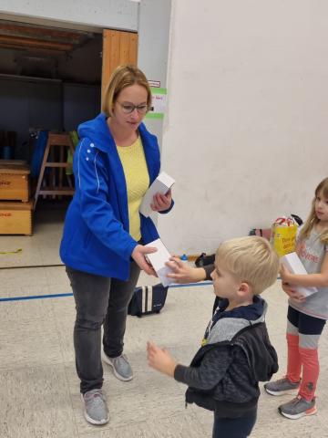 Vorweihnachtliche Bescherung beim Kinder- und Geräteturnen
