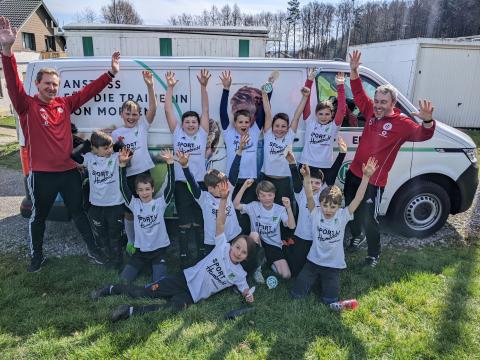 DFB-Mobil zu Besuch bei der E-Jugend